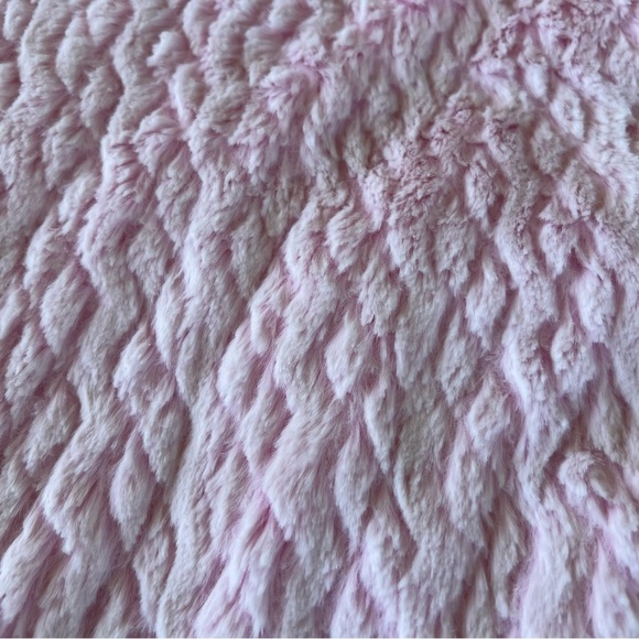 Little Giraffe Luxe Waves Pink Plush Baby Blanket Satin Trim 30 x 35.5 GUC - Picture 5 of 9